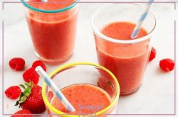 آب میوه‌های ترکیبی با توت فرنگی؛ محبوب کودکان.